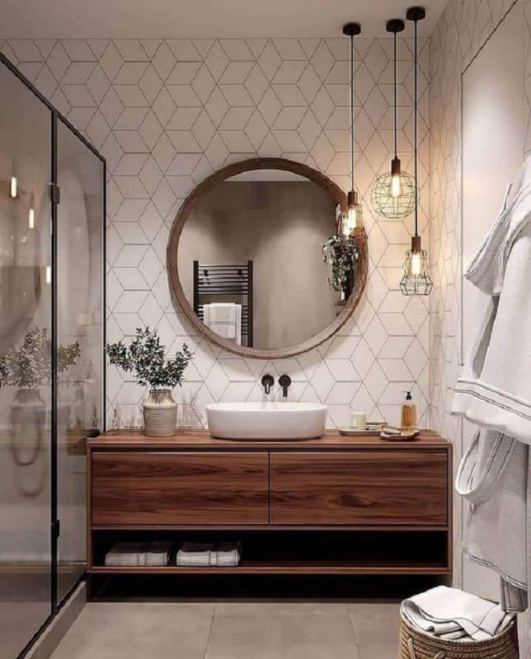 19. Decoração com espelho redondo para banheiro com moldura de madeira e luminária aramada – Foto: Archilovers