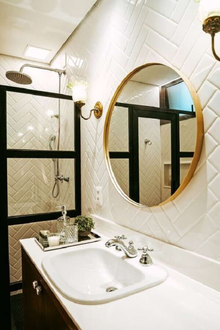 20. Espelho redondo para banheiro com moldura delicada de madeira – Foto: Casa de Valentina