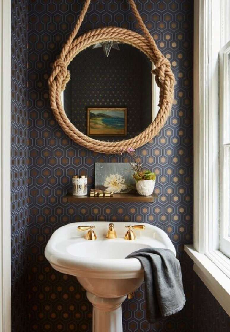 25. O espelho redondo para banheiro com alça de corta se destaca na decoração – Foto: Pinterest