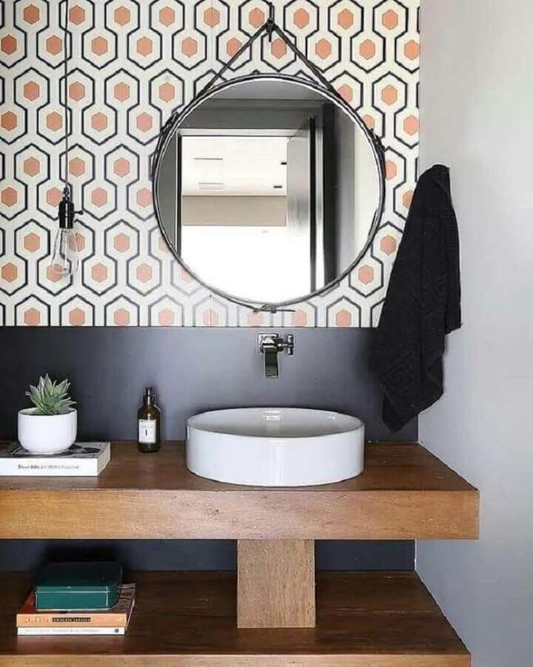 26. Decoração moderna com revestimento colorido e espelho para banheiro redondo com couro – Foto: Natalia Piramo