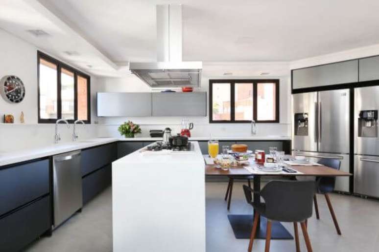51. Cozinha americana com armários cinza e bancada branca – Via: Start Arquitetura