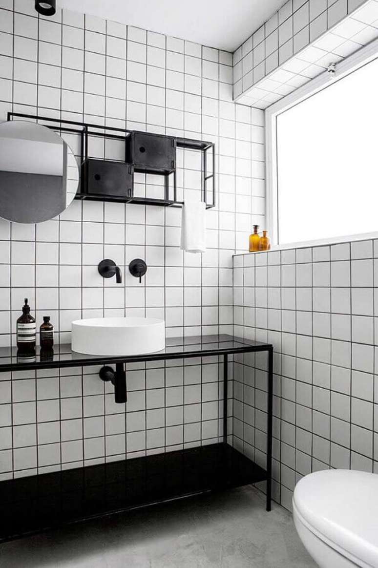 31. Espelho redondo para banheiro preto e branco com estilo industrial – Foto: Futurist Architecture