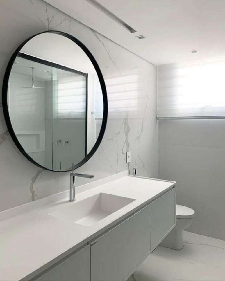 32. Banheiro branco minimalista decorado com espelho redondo para banheiro com moldura preta – Foto: Andressa Borsato Interiores
