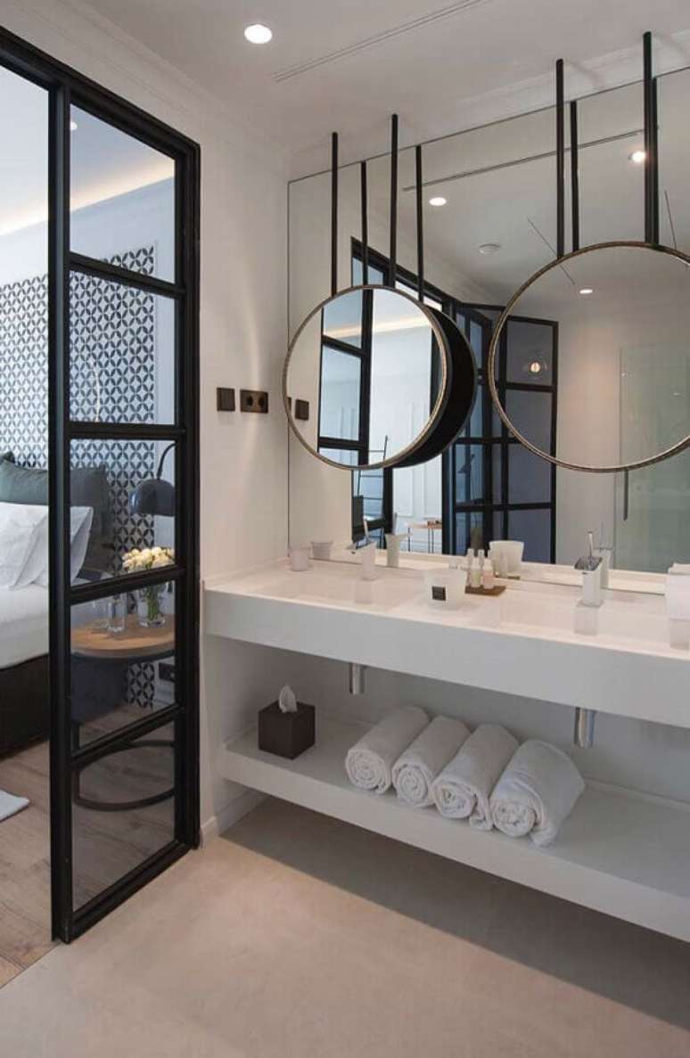 35. Banheiro planejado moderno decorado com espelhos para banheiro redondo – Foto: Home Fashion Trend