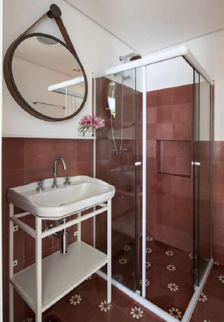 40. Espelho redondo para banheiro simples – Foto: Pinterest