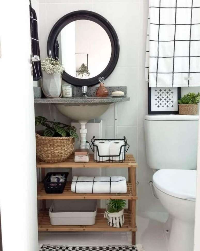 42. Decoração simples com espelho redondo para banheiro com moldura preta – Foto: Apartament Therapy