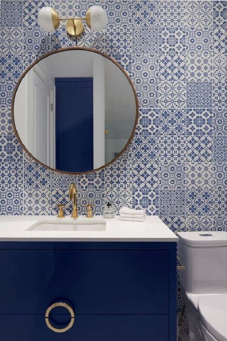 45. Espelho redondo para banheiro azul e branco com azulejo português – Foto: Jeito de Casa