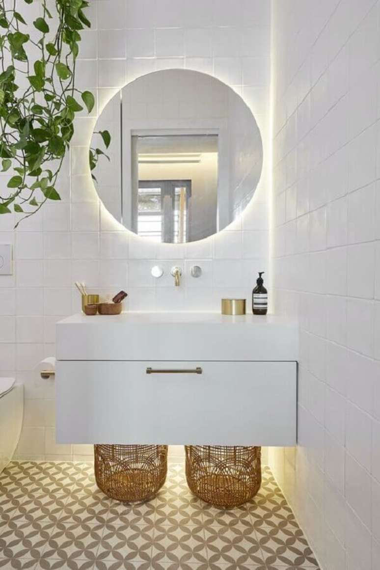 46. Banheiro branco minimalista decorado com espelho para banheiro redondo com iluminação embutida – Foto: Futurist Architecture