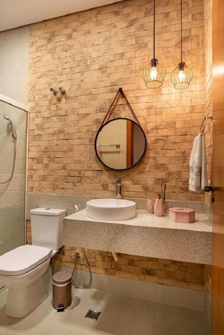 49. Decoração com espelho redondo para banheiro com alça para parede de tijolinho à vista – Foto: Casa de Valentina