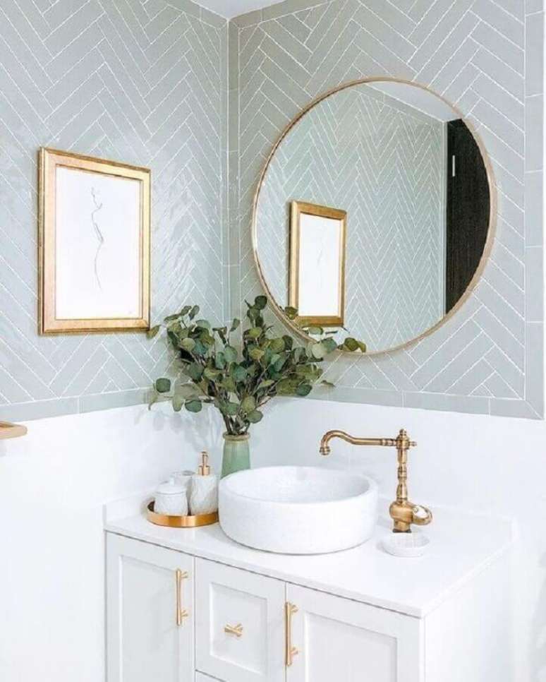 50. Espelho redondo para banheiro clássico com revestimento cinza claro – Foto: Casa Très Chic