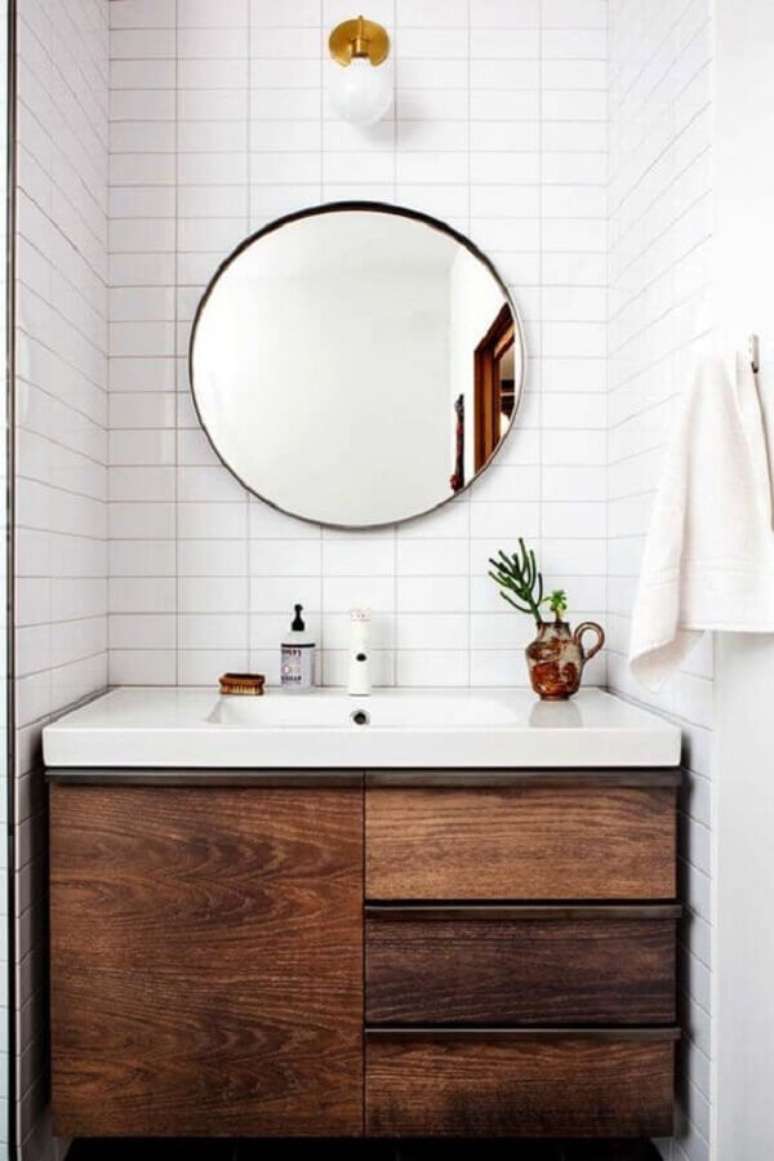51. Espelho redondo para banheiro com gabinete de madeira rústica – Foto: Apartment Therapy