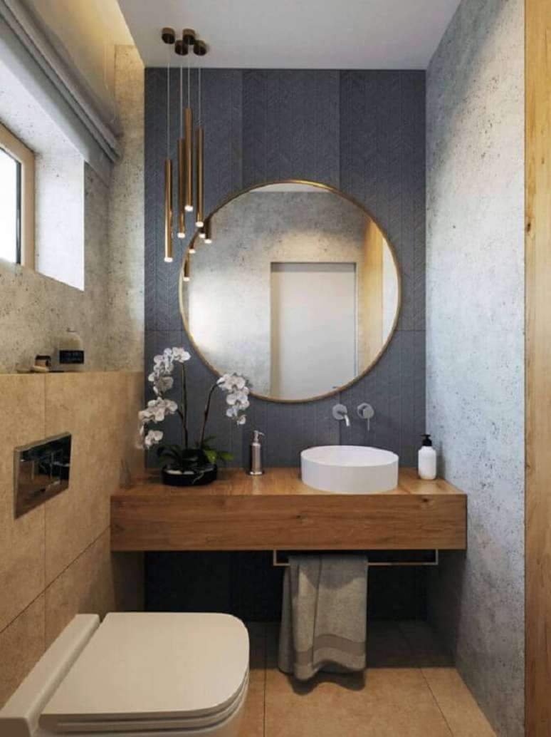 4. Banheiro pequeno moderno decorado com espelho redondo para banheiro com moldura dourada bem fina – Foto: Fratelli House