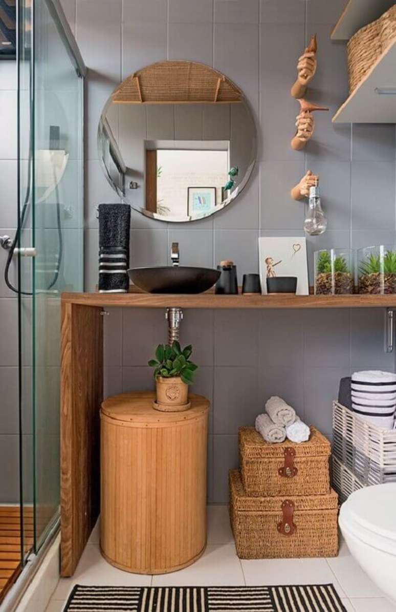 55. Espelho redondo para banheiro simples decorado com bancada de madeira – Foto: Pinterest