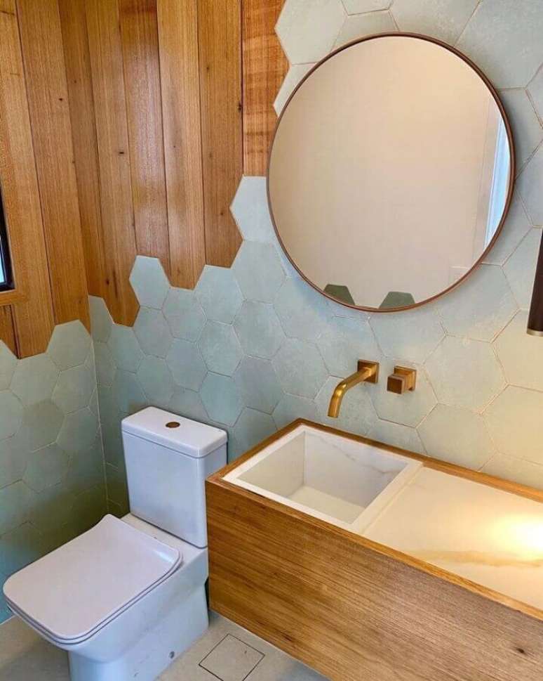 58. Espelho redondo para banheiro decorado com revestimento e madeira – Foto: Pinterest