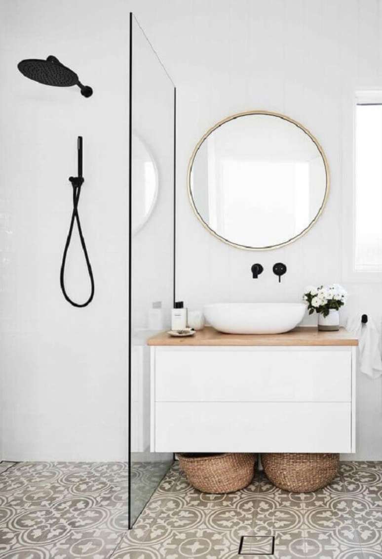 59. Banheiro branco minimalista decorado com espelho para banheiro redondo – Foto: Home Fashion Trend