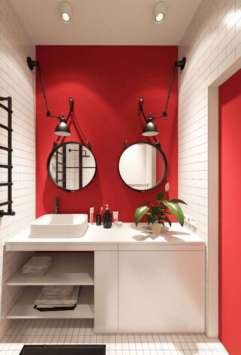 65. Decoração com espelho redondo para banheiro vermelho e branco – Foto: Pinterest