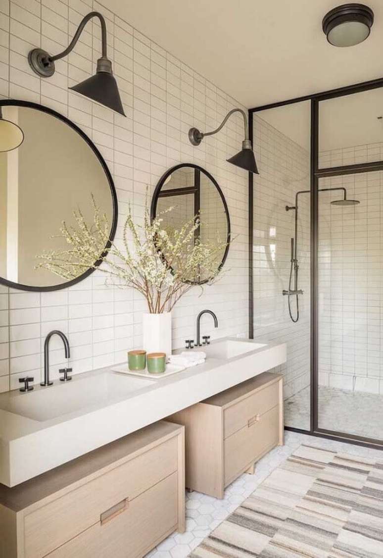 67. Para banheiros amplos é válido investir e dois ou mais espelhos para banheiro redondo – Foto: Futurist Architecture