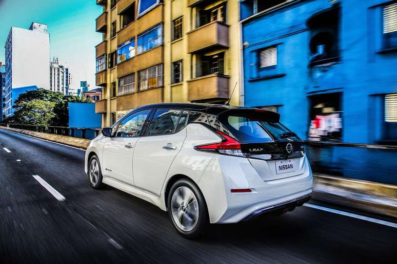 Leaf, da Nissan, será um dos modelos usados por motoristas de Uber na Europa.