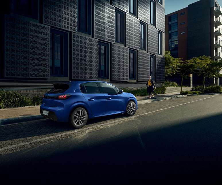 Rodas de liga em todas as vers&otilde;es e carroceria mais larga: Peugeot 208 quer fica no topo.