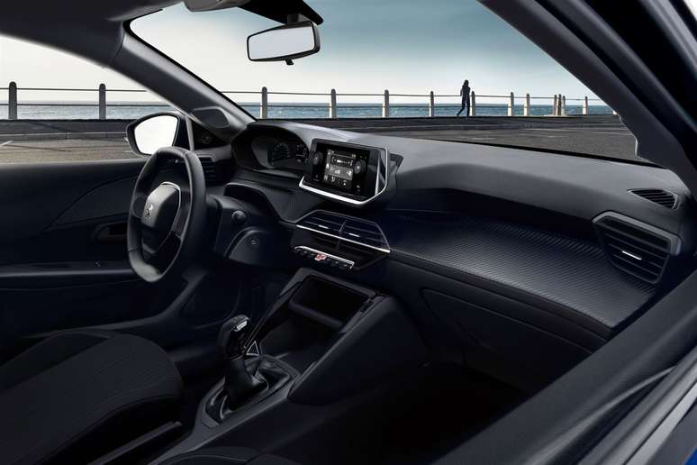 Volante de direção do Peugeot 208 é pequeno e baixo, por isso o quadro de instrumentos é visto por cima.