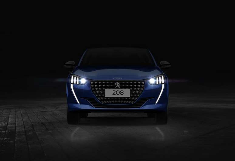 Luzes DRL de LED est&atilde;o dispon&iacute;veis desde a vers&atilde;o de entrada, assim como a grade cromada.