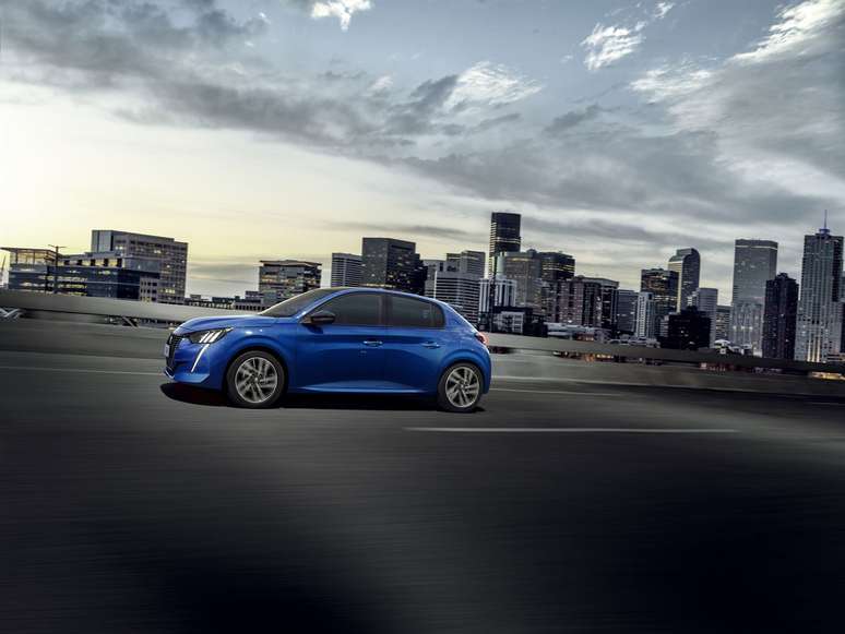 Design do novo 208 buscar a ess&ecirc;ncia do hatch, com cap&ocirc; mais longo e parabrisa recuado.