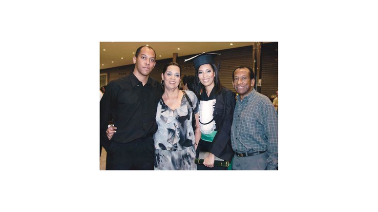 Fam&iacute;lia celebra a formatura de Juliana em Medicina pela UFMG, em 2010