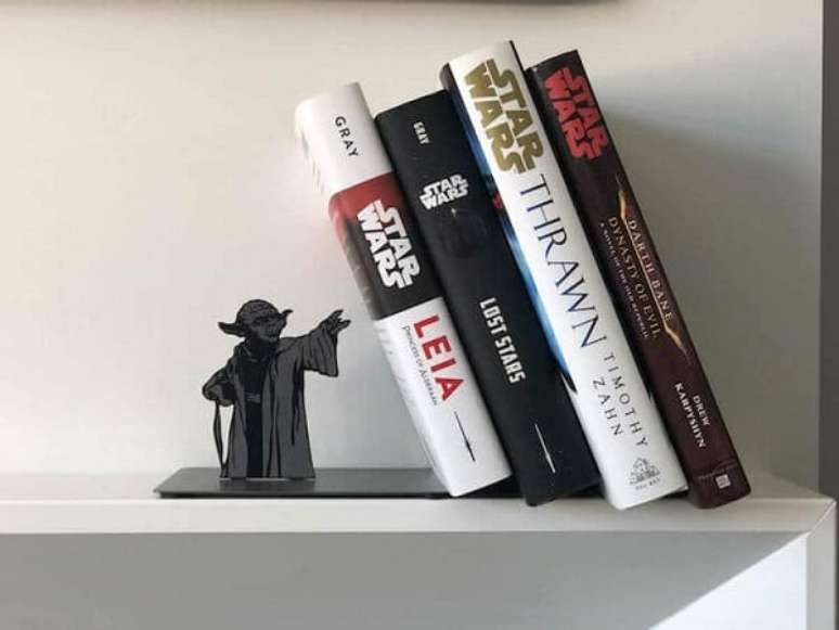 13. Aparador de livros geek com a imagem do Yoda. Fonte: Pinterest