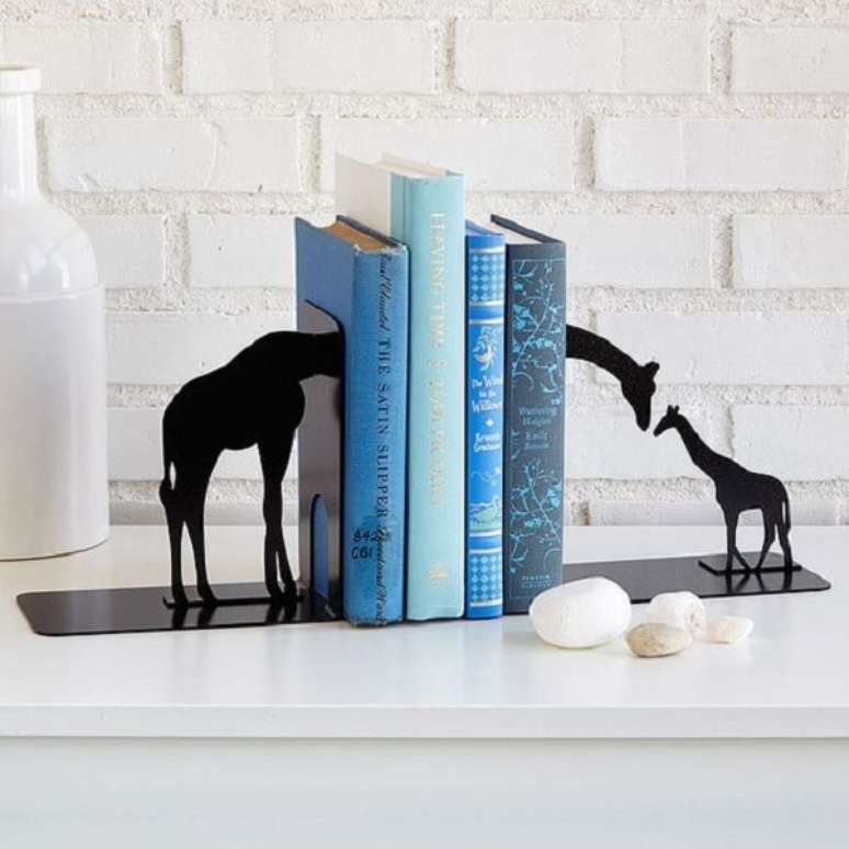 67. Aparador criativo para segurar os livros na estante. Fonte: Pinterest