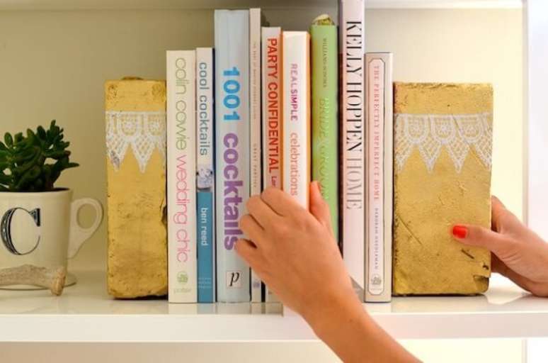 10. Aparador de livros criativos feito com tijolo pintado. Fonte: Pinterest