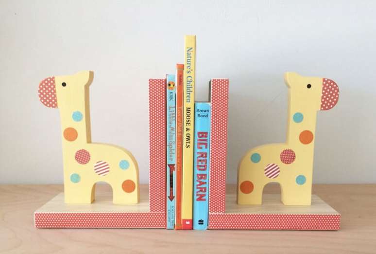 37. Aparador de livros infantil com desenho de girafa. Fonte: Pinterest