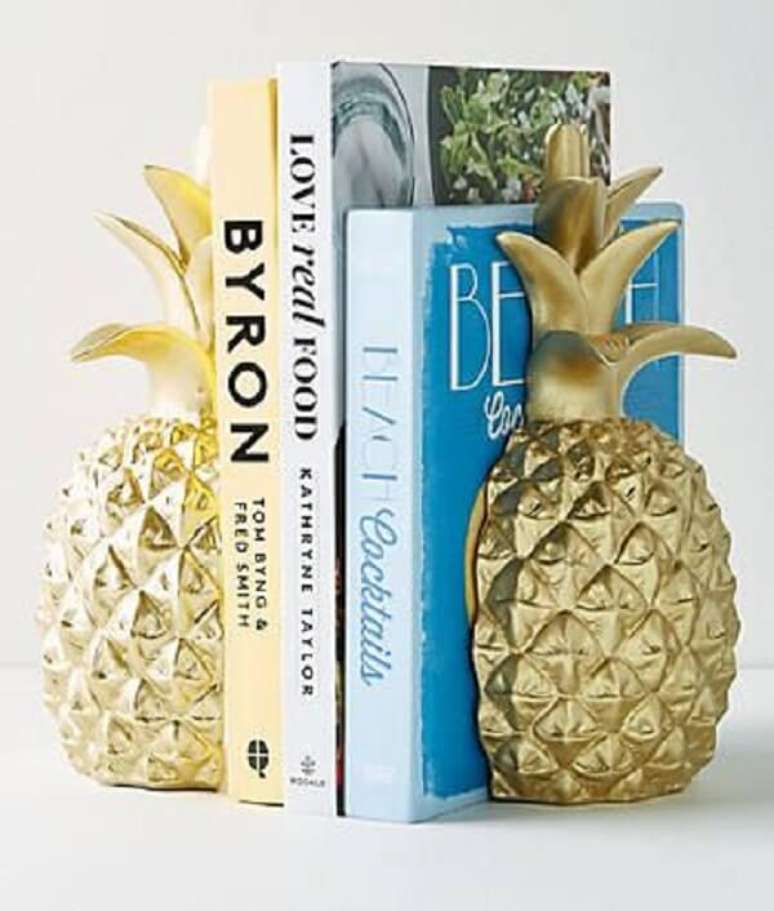 63. Aparador de livros feito com abacaxi dourado. Fonte: Pinterest