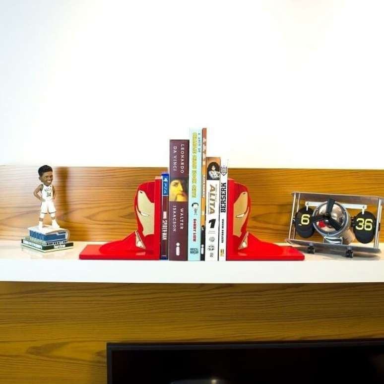 73. Homem de ferro usado como aparador de livros. Fonte: Pinterest