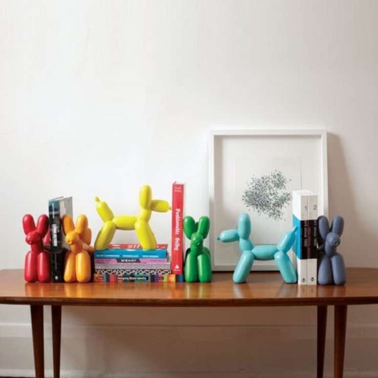 74. Aparador fofo de livros para decorar a estante. Fonte: Pinterest