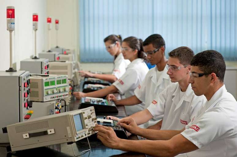Alunos durante aula no Senai, uma das entidades pertencentes ao Sistema S