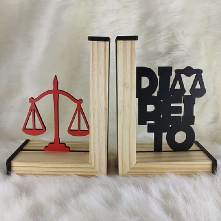 19. Modelo de aparador de livros para estante de profissionais da &aacute;rea da Direito. Fonte: Pinterest