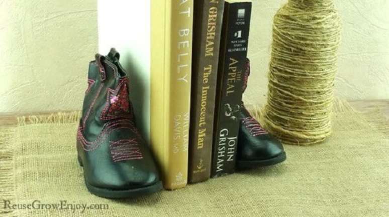 9. Que tal usar as botas antigas para criar um lindo e criativo aparador de livros? Fonte: Pinterest