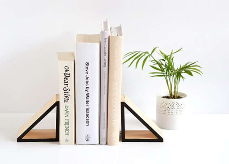 11. Suporte aparador de livros feito com mdf em formato de tri&acirc;ngulo. Fonte: Pinterest