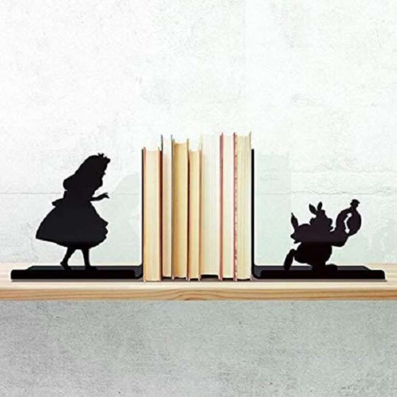 62. Aparador criativo baseado no filme Alice no Pa&iacute;s das Maravilhas. Fonte: Pinterest