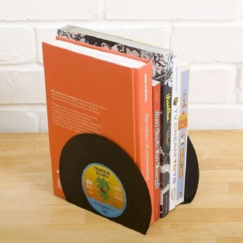 58. Como fazer aparador de livros com disco de vinil. Fonte: Pinterest