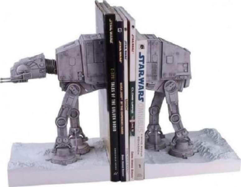 29. Aparador de livros geek com personagem do Star Wars. Fonte: Pinterest