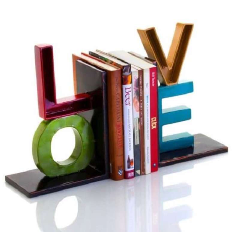 68. Aparador de livros colorido com a palavra LOVE. Fonte: Pinterest