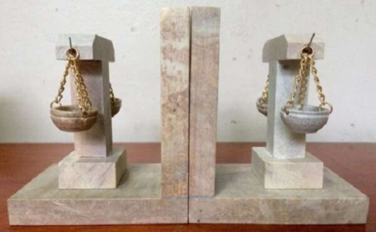 32. Aparador de livros com s&iacute;mbolo de Direito. Fonte: Pinterest