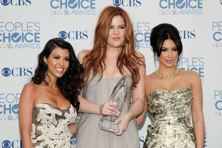 Irm&atilde;s Kourtney, Khloe e Kim Kardashian posam para foto no tapete vermelho do People's Choice Awards, em Los Angeles
05/01/2011
REUTERS/Danny Moloshok