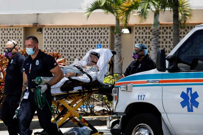 Técnicos de emergência médica (EMT) saem com um paciente no Hialeah Hospital, onde pacientes com doença coronavírus (COVID-19) são tratados, em Hialeah, Flórida, EUA. 29/07/2020. REUTERS/Marco Bello. 


 