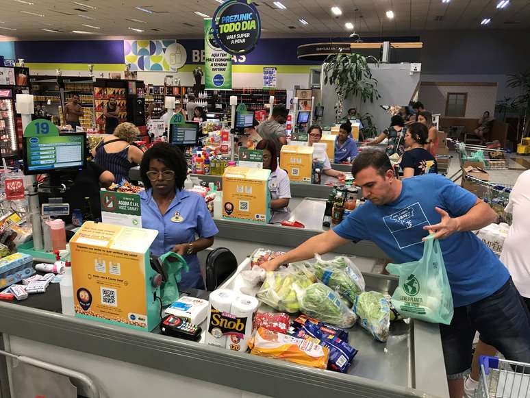 Consumidores em supermercado no Rio de Janeiro. REUTERS/Sergio Moraes