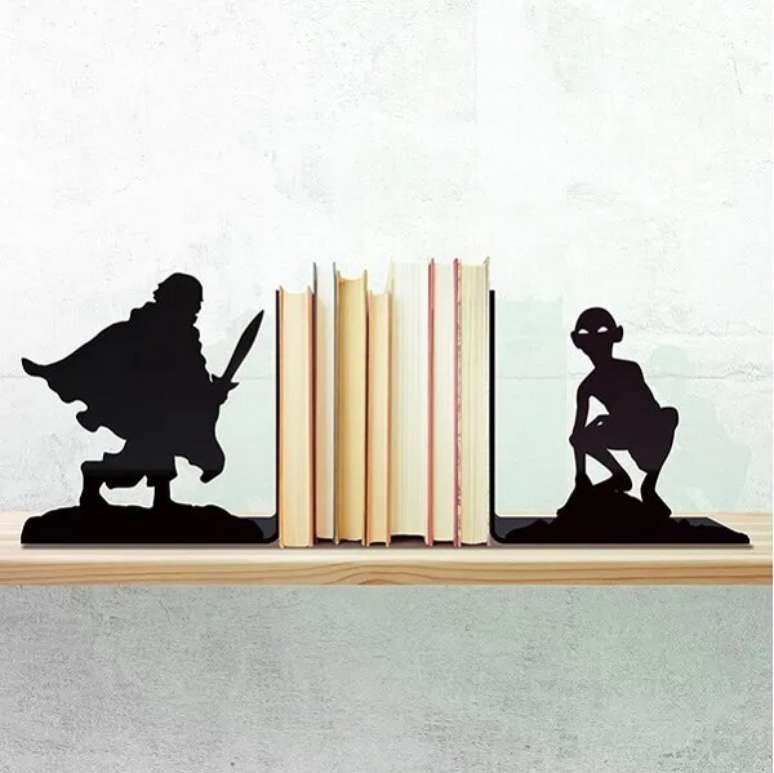 44. O aparador para livros geek faz muito sucesso com o p&uacute;blico. Fonte: Pinterest