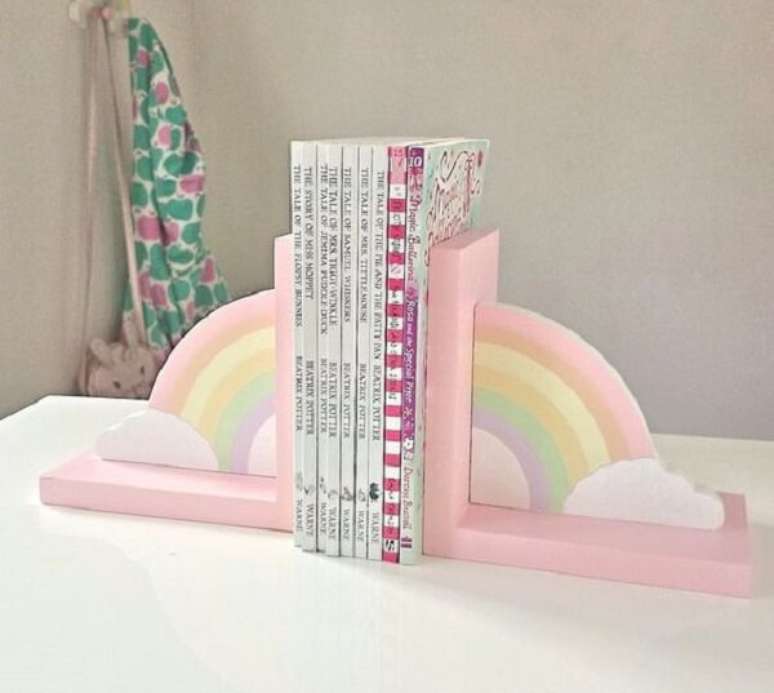 50. Aparador de livros infantil com desenho de arco-&iacute;ris. Fonte: Pinterest