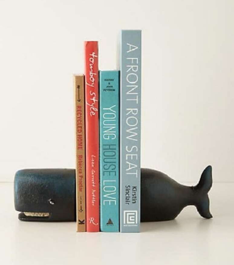 53. Aparador de livros para estante com desenho de baleia. Fonte: Pinterest