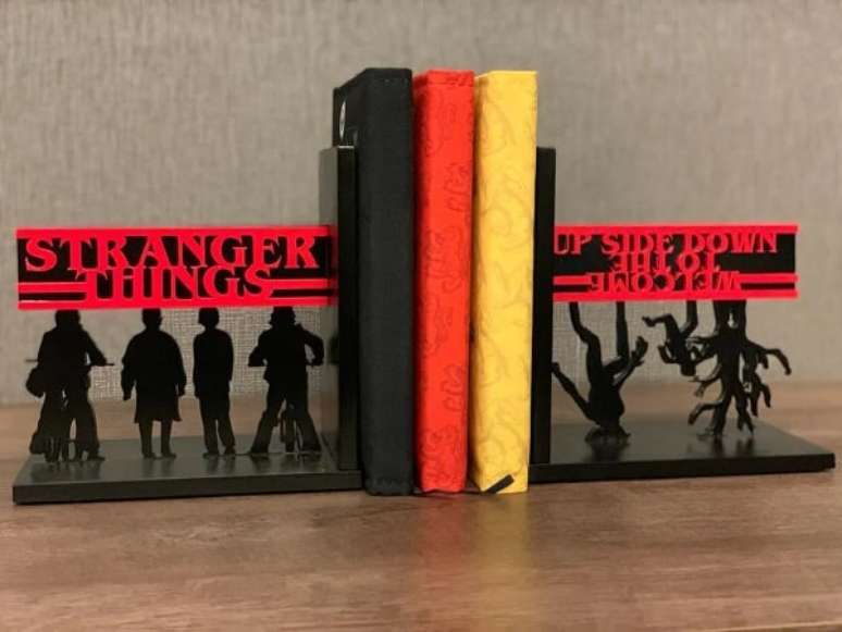 5. Decore seu ambiente com o aparador de livros da s&eacute;rie Stranger Things. Fonte: Pinterest